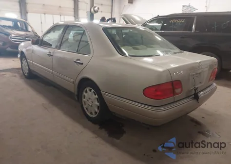 1999 Mercedes-Benz E 320 Awd z USA, uszkodzony, nr VIN WDBJF82H3XX016262